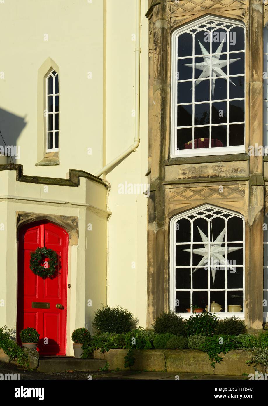 Une maison historique à Ludlow, Shropshire, Angleterre, décorée pour Noël Banque D'Images