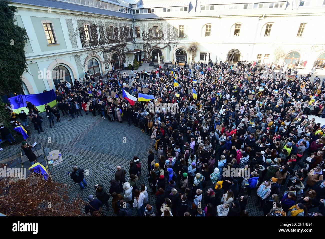 Olomouc, République tchèque. 28th févr. 2022. Le rassemblement de protestation des étudiants pour montrer leur soutien à l'Ukraine et leur désaccord avec la politique du président russe Vladimir Poutine a eu lieu à Olomouc, en République tchèque, le lundi 28 février 2022. Le doyen de la Faculté des arts, les analystes politiques, les historiens, les étudiants ukrainiens à y assister, donnent des allocutions. Crédit : Ludek Perina/CTK photo/Alay Live News Banque D'Images