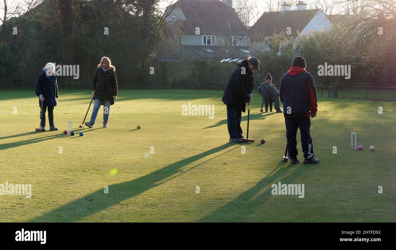 Watford, Hertfordshire, Angleterre, janvier 16th 2022: Des personnes âgées jouant au croquet dans le parc Cassiobury. Banque D'Images
