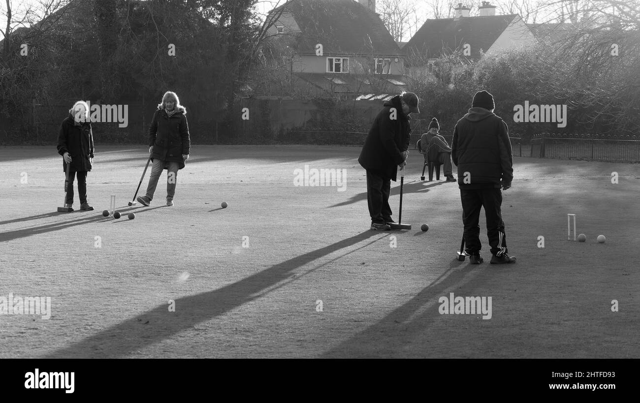 Watford, Hertfordshire, Angleterre, janvier 16th 2022: Des personnes âgées jouant au croquet dans le parc Cassiobury. Monochrome. Banque D'Images