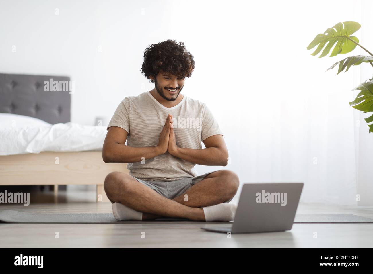 Un homme hindou paisible ayant la méditation du matin à la maison Banque D'Images