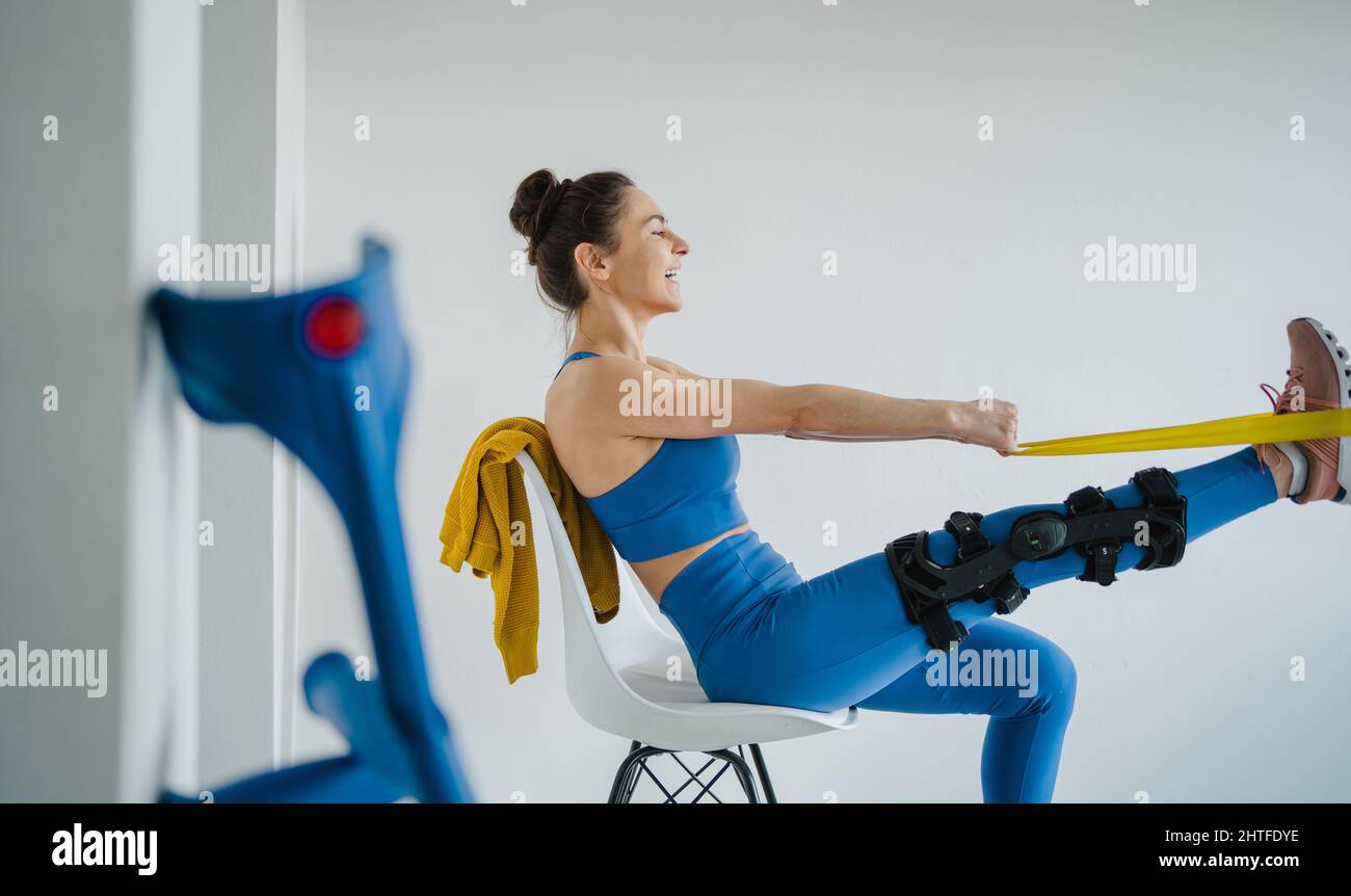 Blessure au genou jeune femme avec des béquilles Banque D'Images