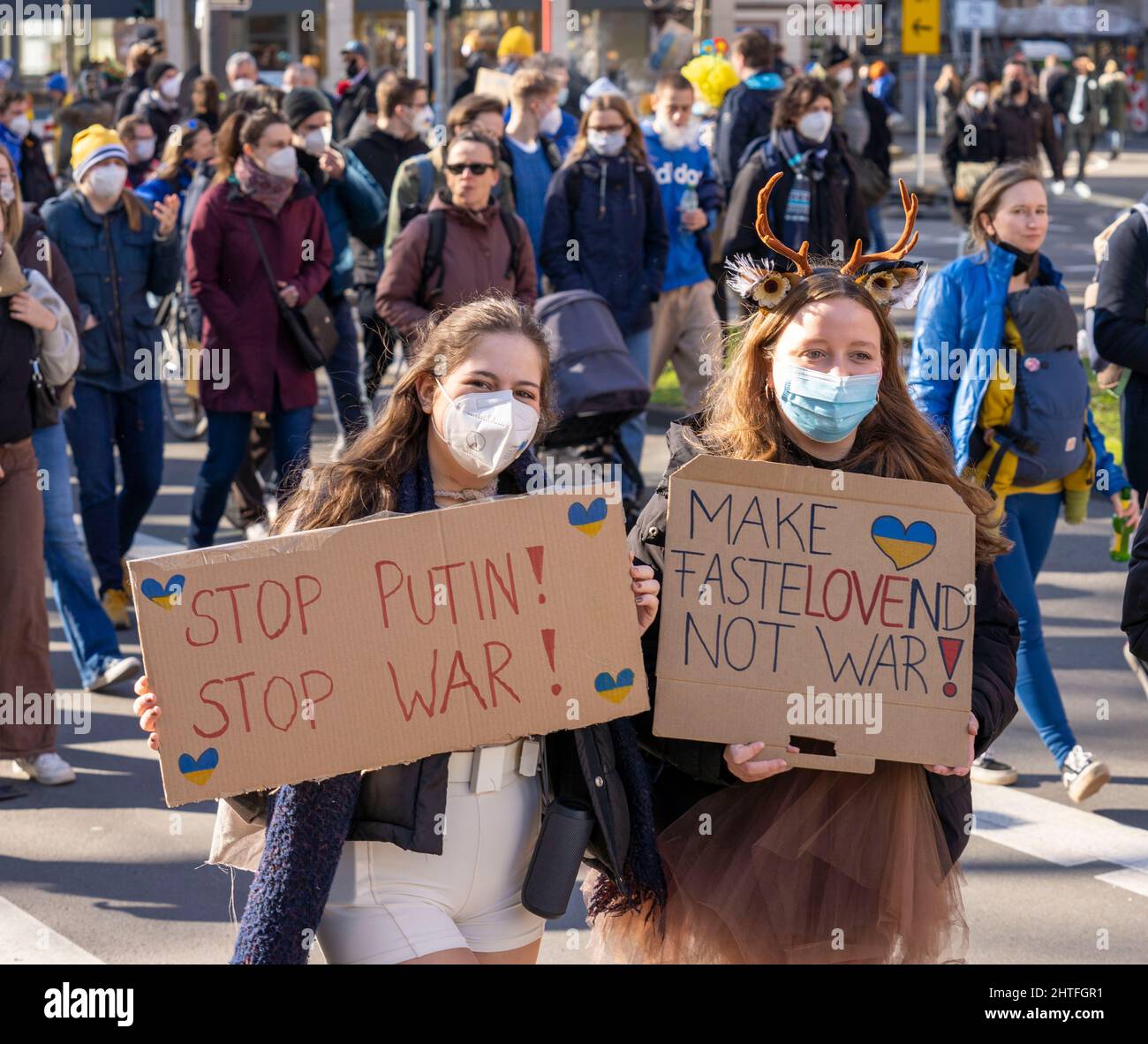 Manifestation de paix contre la guerre en Ukraine, au lieu de la procession du Rose Monday à Cologne, avec plus de 250 000 participants, dans le centre-ville, Banque D'Images