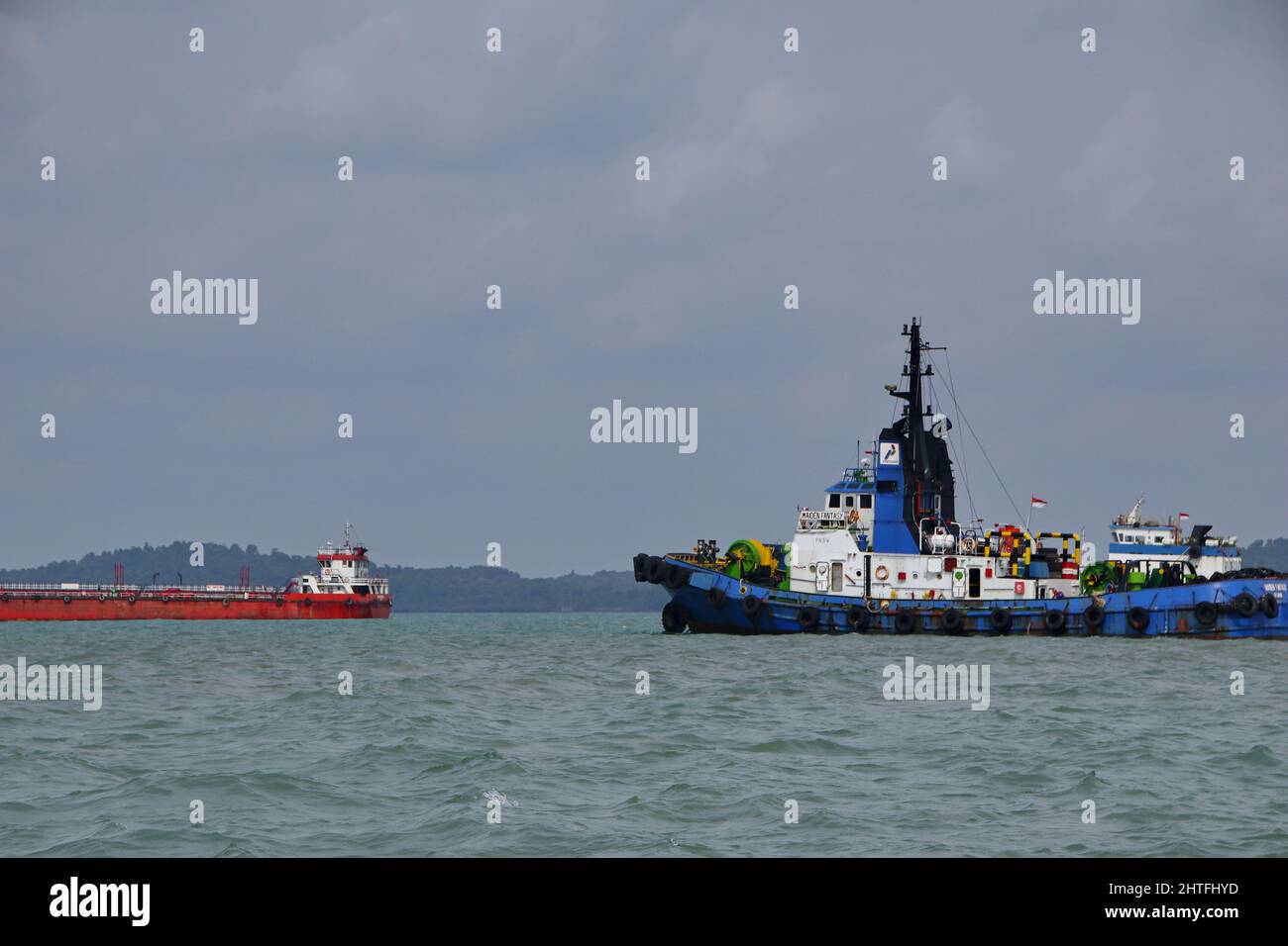 Bateau à vapeur naviguant dans la mer. Manœuvres en remorqueurs, îles Tanjung Pinang Riau, 6 août 2019 Banque D'Images