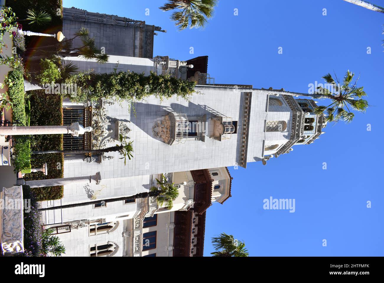 Photo verticale du château Hearst entouré de palmiers en Californie, aux États-Unis Banque D'Images