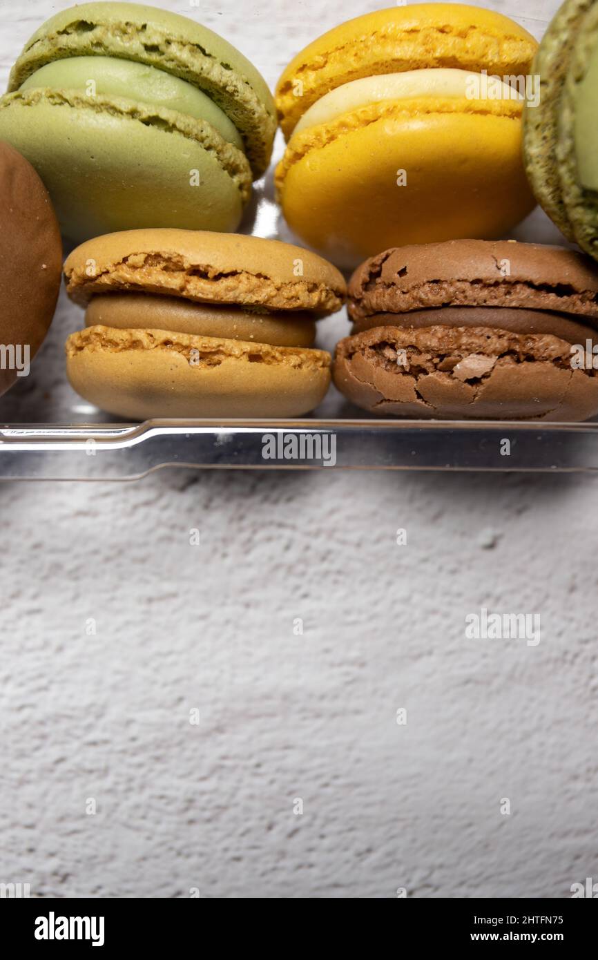 vue de dessus des macarons dans un récipient en plastique sur une surface rustique Banque D'Images