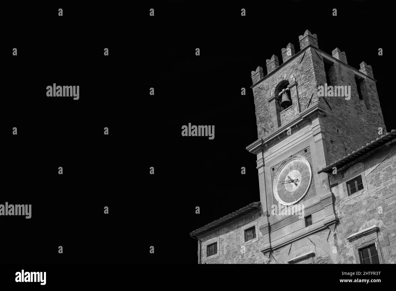 Ancienne tour de Cortona, symbole de la petite et charmante ville ancienne de Toscane, achevée au 15th siècle (Noir et blanc avec espace copie) Banque D'Images