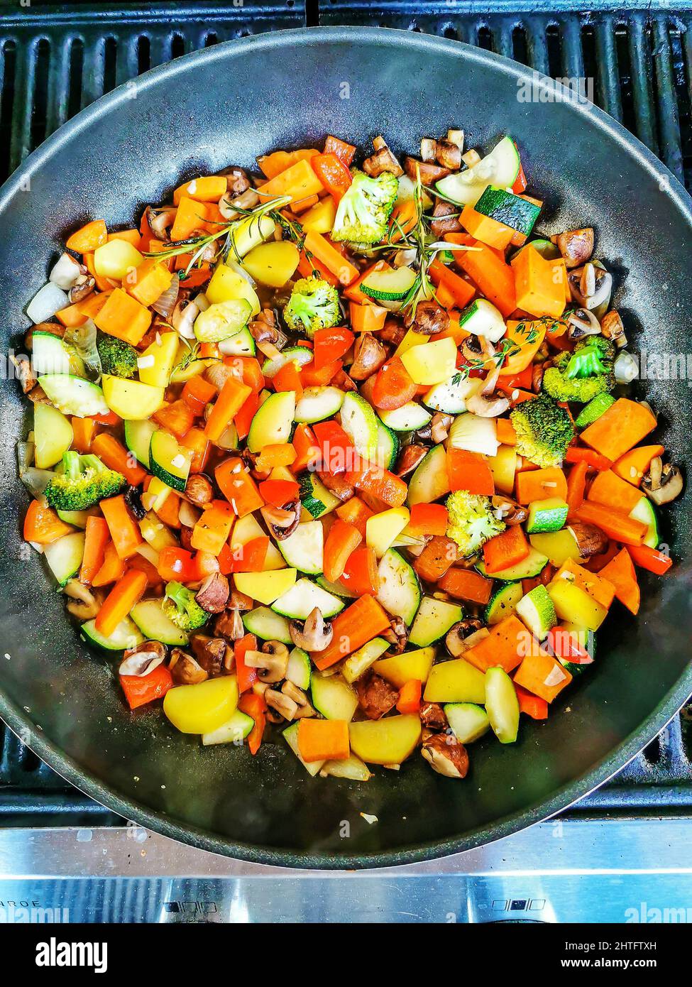 Vue de dessus prise de légumes sautés mélangés sur un wok Banque D'Images