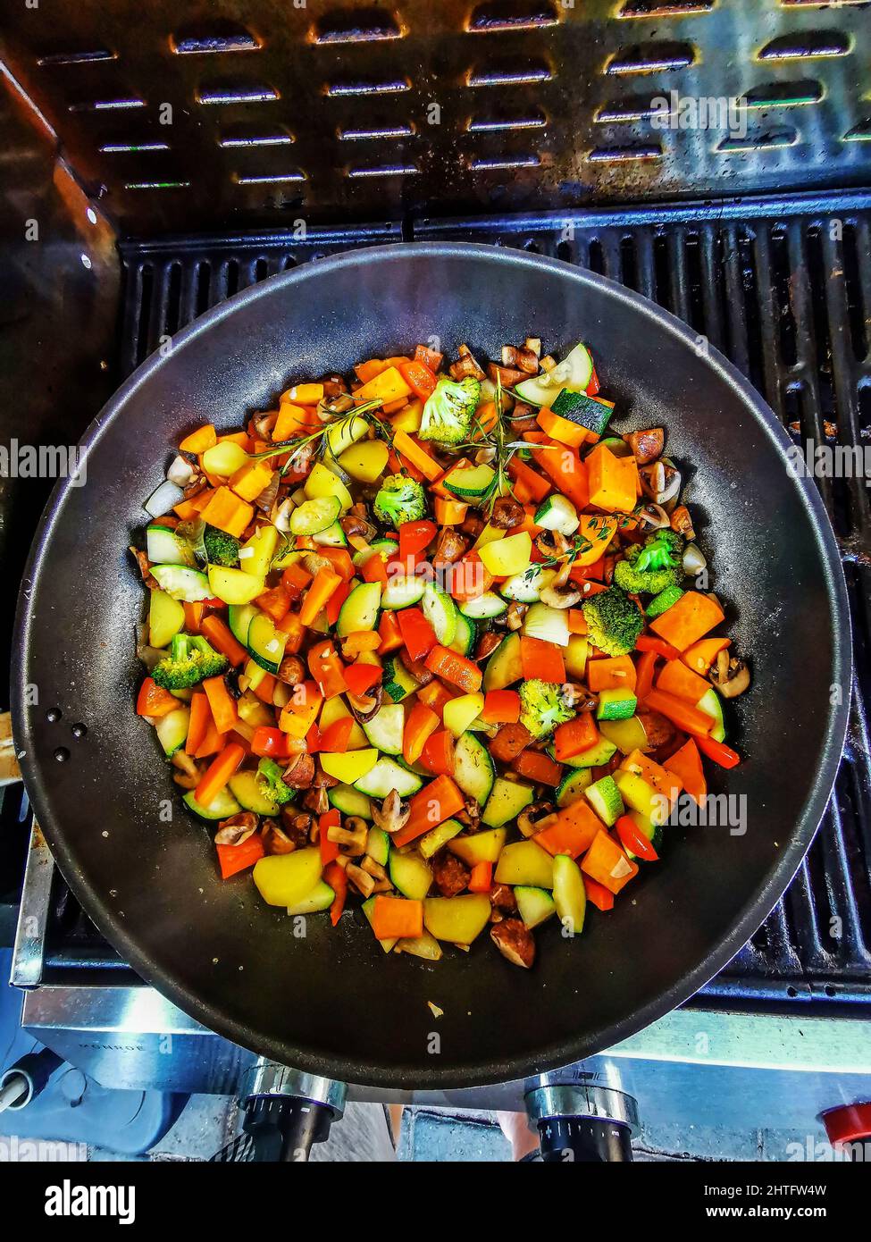 Vue de dessus prise de légumes sautés mélangés sur un wok Banque D'Images