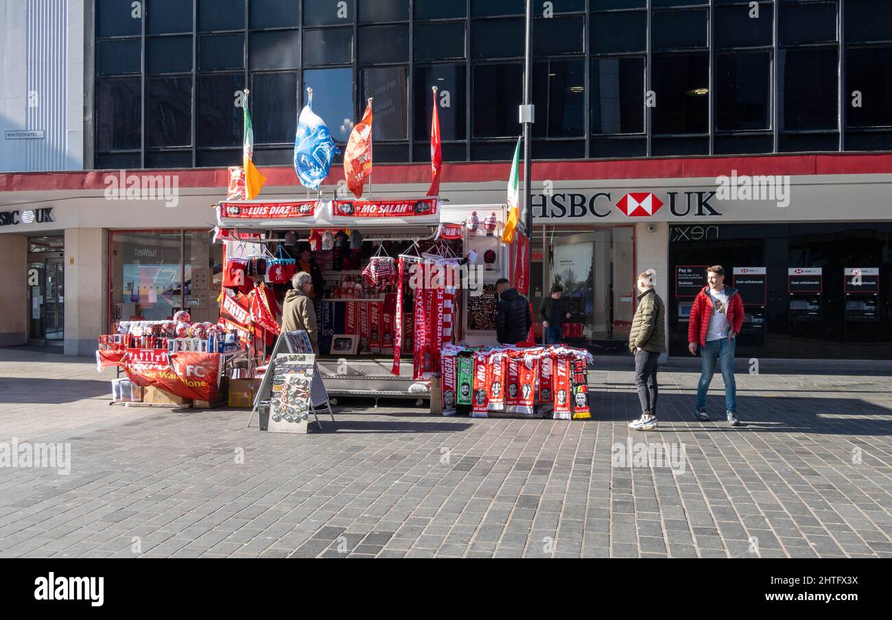 Kiosque mobile pour fan de football dans une rue du centre-ville de Liverpool Banque D'Images