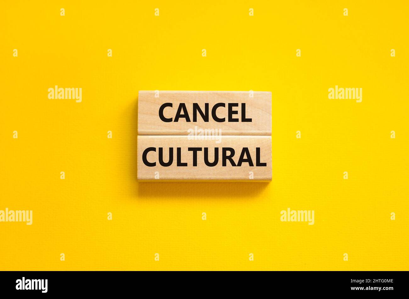 Annuler le symbole culturel. Concept mots Annuler culturel sur des blocs de bois sur un beau tableau jaune fond jaune. Affaires et annuler la culture con Banque D'Images