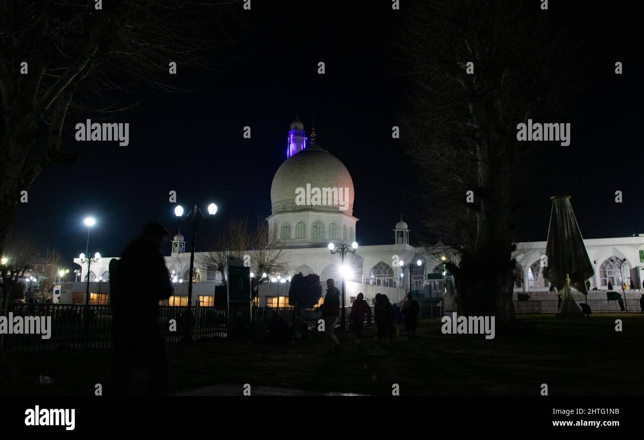 28 février 2022, Srinagar, Jammu-et-Cachemire, Inde: Musulmans de Kashmiri throng Hazratbal Shrine sur l'ocasion du festival musulman Mehraj-ul-Alam, qui marque le jour de l'ascension, le voyage du ciel à la terre du prophète Mahomet, au sanctuaire de Hazratbal le 28 février 2022. (Image de crédit : © Adil Abbas/ZUMA Press Wire) Banque D'Images