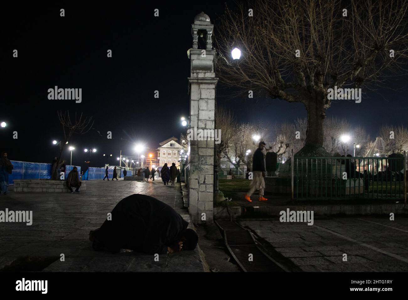 28 février 2022, Srinagar, Jammu-et-Cachemire, Inde: Musulmans de Kashmiri throng Hazratbal Shrine sur l'ocasion du festival musulman Mehraj-ul-Alam, qui marque le jour de l'ascension, le voyage du ciel à la terre du prophète Mahomet, au sanctuaire de Hazratbal le 28 février 2022. (Image de crédit : © Adil Abbas/ZUMA Press Wire) Banque D'Images