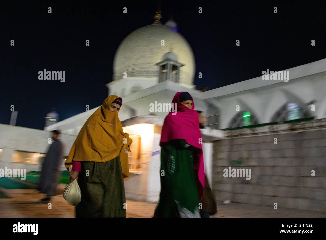 28 février 2022, Srinagar, Jammu-et-Cachemire, Inde: Musulmans de Kashmiri throng Hazratbal Shrine sur l'ocasion du festival musulman Mehraj-ul-Alam, qui marque le jour de l'ascension, le voyage du ciel à la terre du prophète Mahomet, au sanctuaire de Hazratbal le 28 février 2022. (Image de crédit : © Adil Abbas/ZUMA Press Wire) Banque D'Images