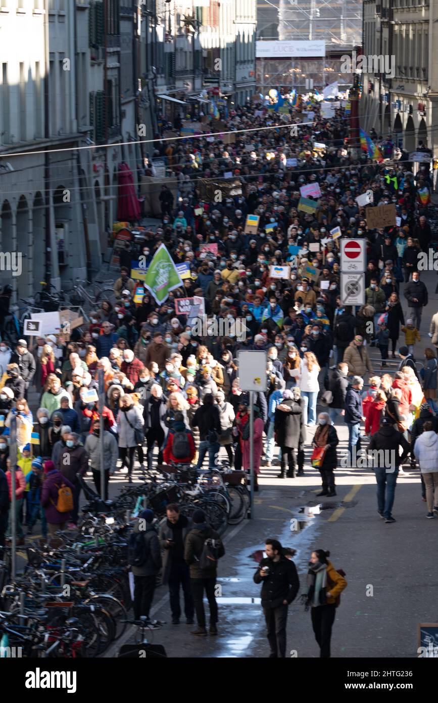 Jusqu’à 20’000 personnes avec des bannières à Berne pour protester contre l’agression russe en Ukraine. Berne, Suisse - 02.26.2022 Banque D'Images