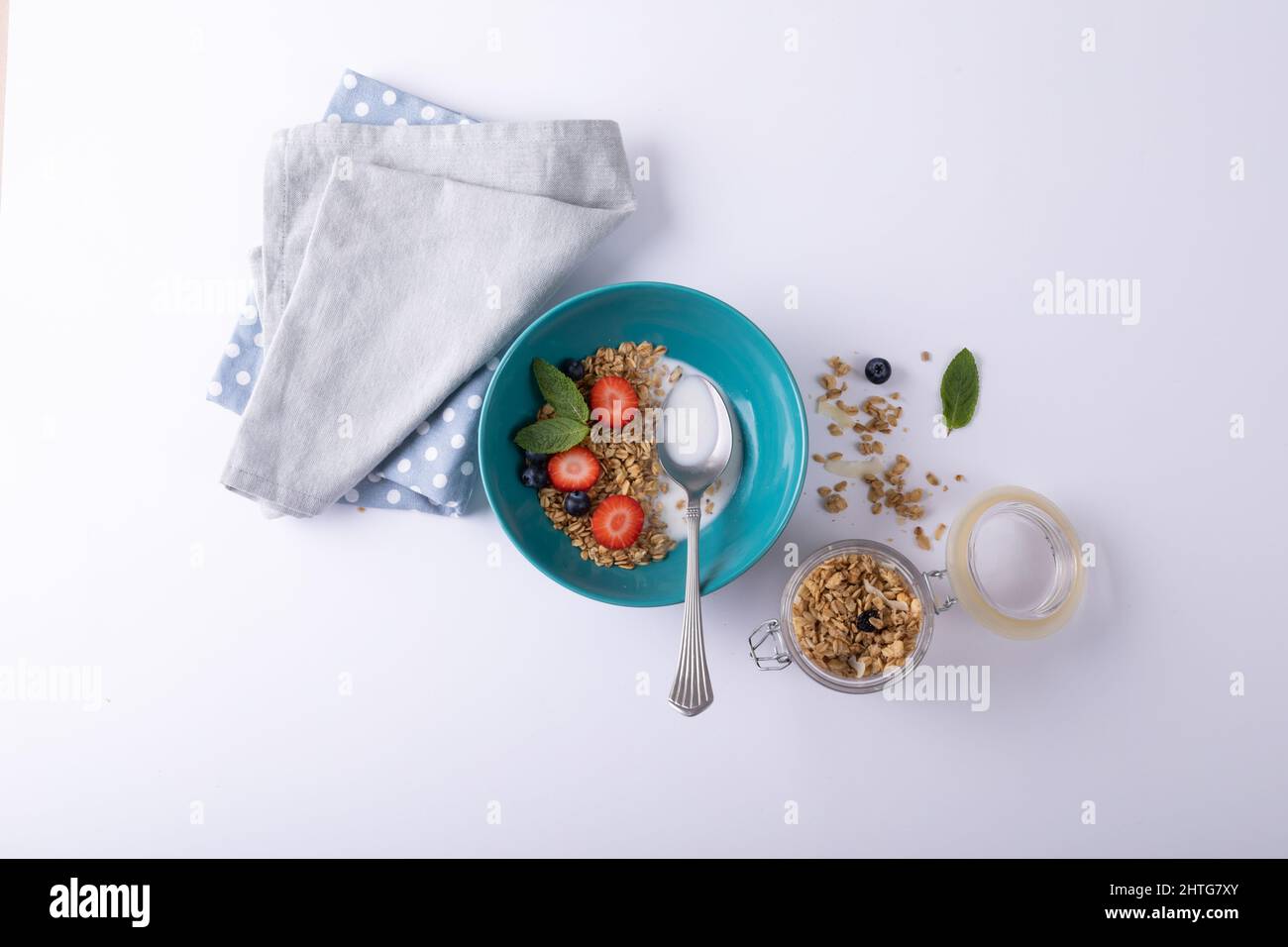 Directement au-dessus de la prise de bol de granola par un pot et une serviette sur la table Banque D'Images