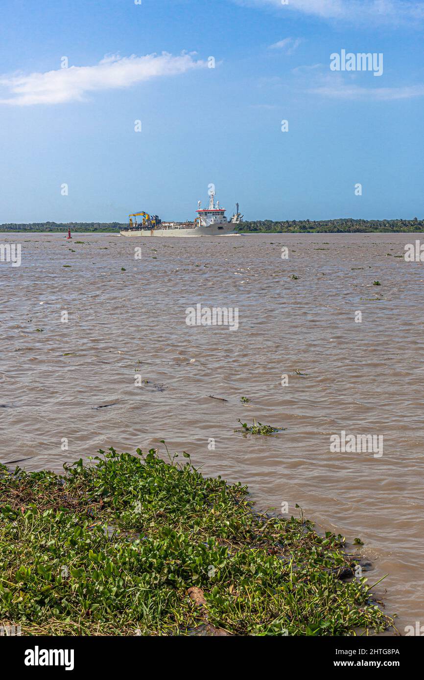 Un navire industriel naviguant le long de la rivière Magdalena, Barranquilla, Colombie. Banque D'Images