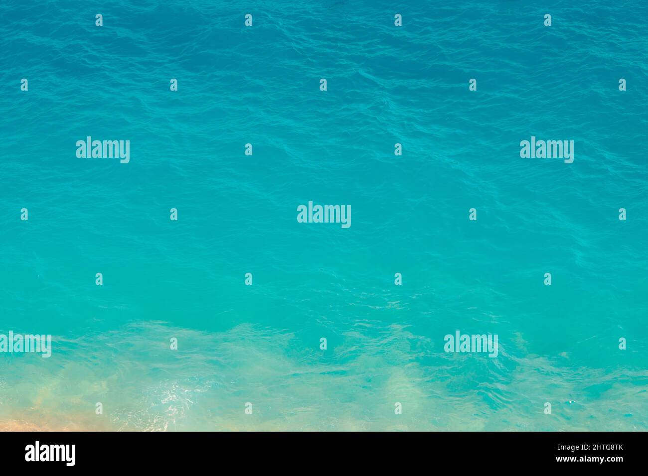 Photo de fond de mer turquoise. Arrière-plan abstrait de la mer calme. Voyage, vacances ou photo de fond de vacances. Banque D'Images