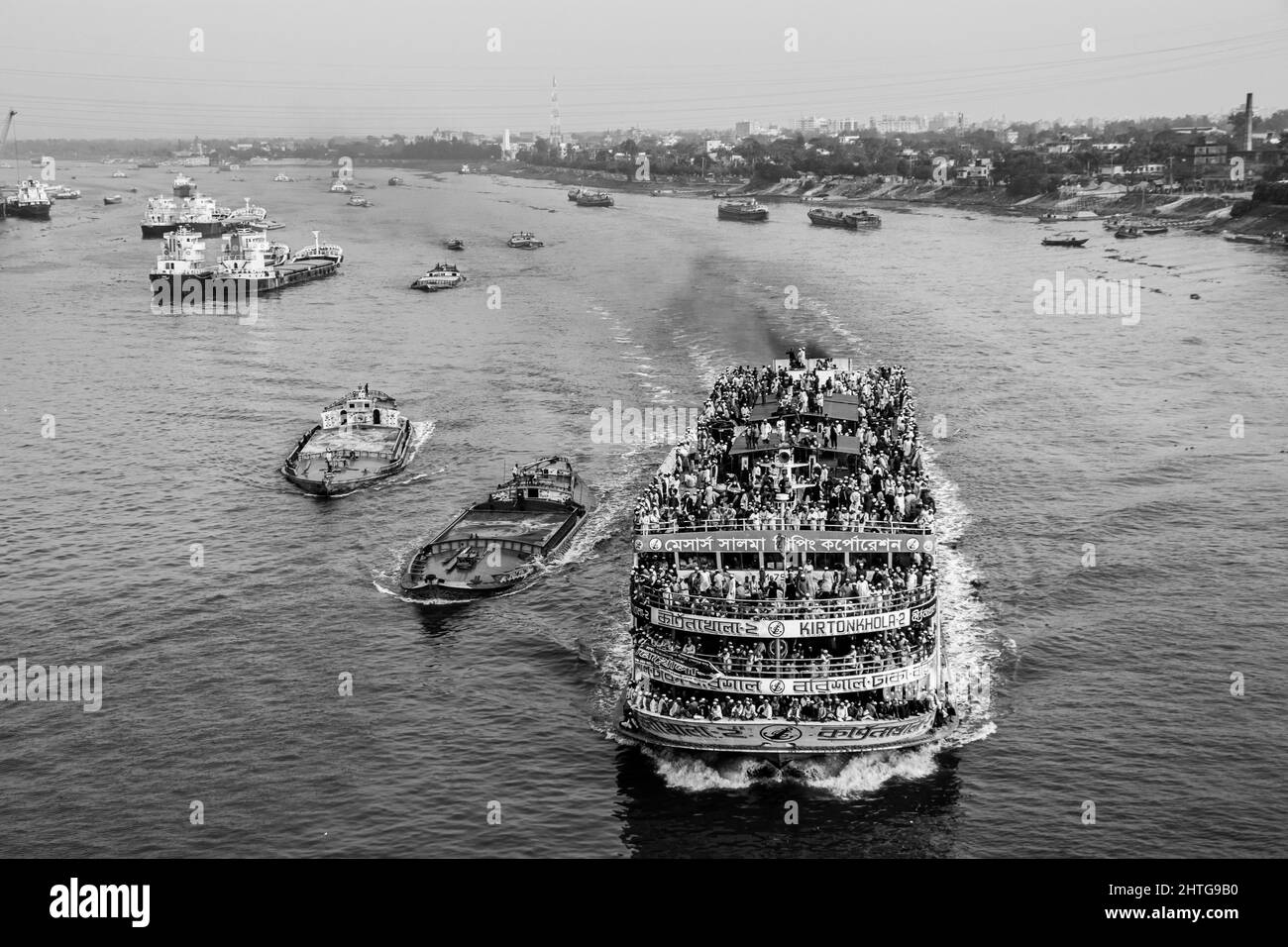 Masse de personnes de retour à la maison par lancement du congrès musulman Charmonai annuel. Cette image a été prise par moi le 28 février 2022, du Bangladesh, Sud A. Banque D'Images