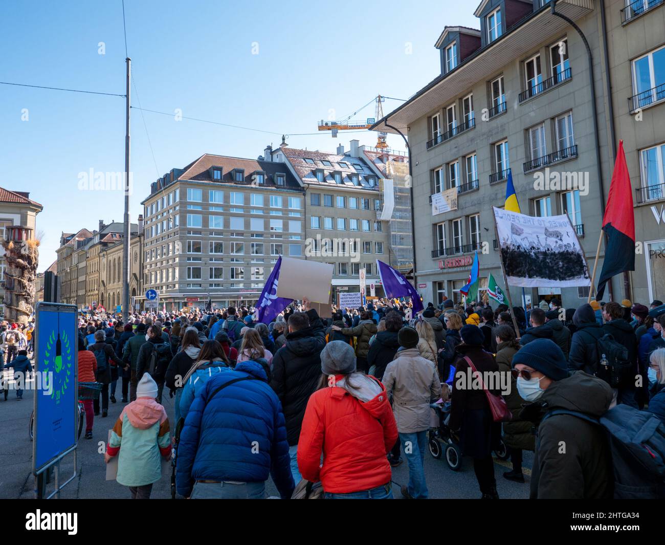 Jusqu’à 20’000 personnes avec des bannières à Berne pour protester contre l’agression russe en Ukraine. Berne, Suisse - 02.26.2022 Banque D'Images