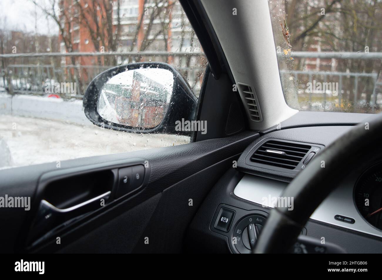 Vue par la fenêtre de la voiture par temps pluvieux. Vitre arrière Banque D'Images
