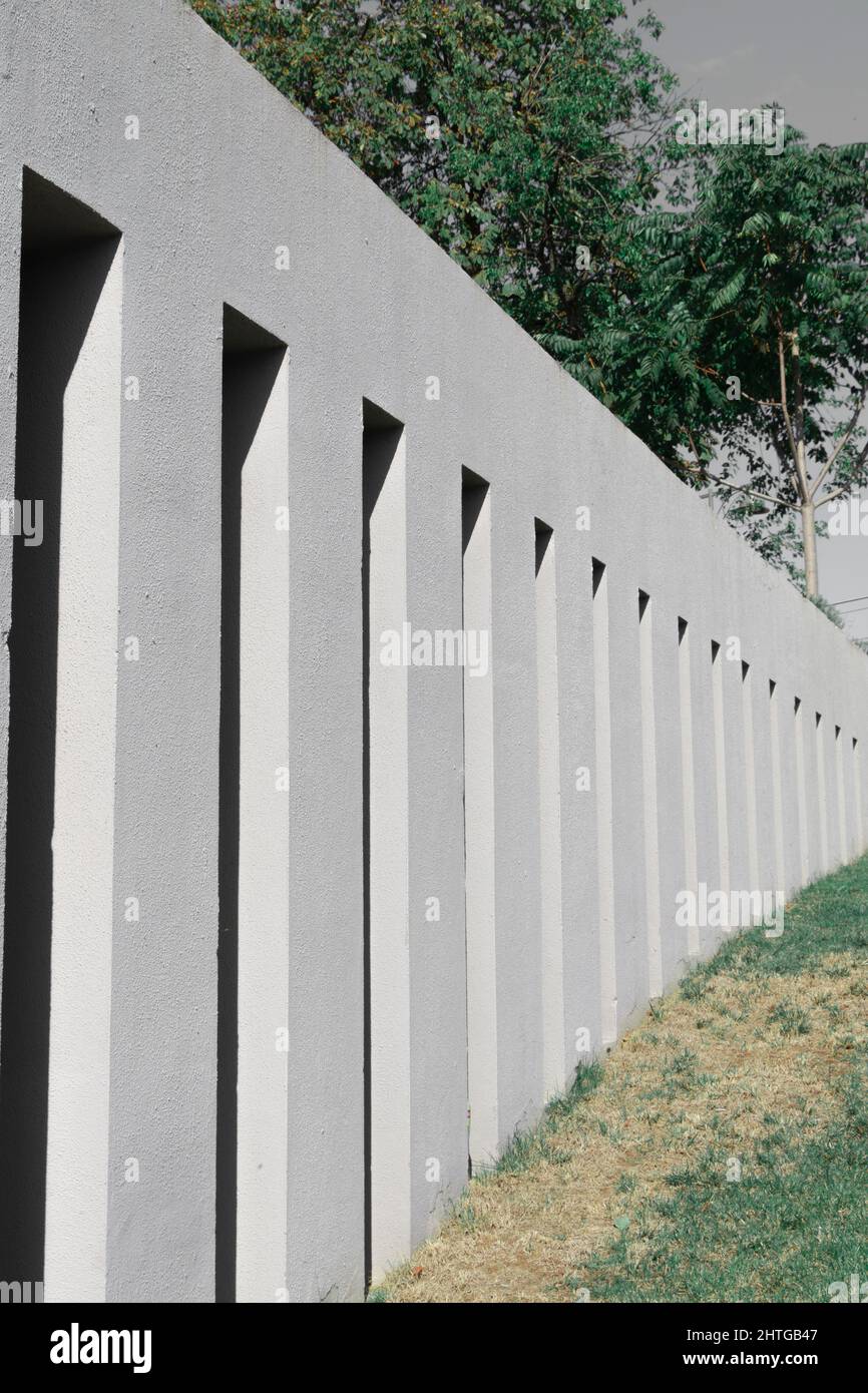 Colonnes dans l'ordre avec plante verte. Colonnes de plus en plus grandes avec une belle vue. Banque D'Images