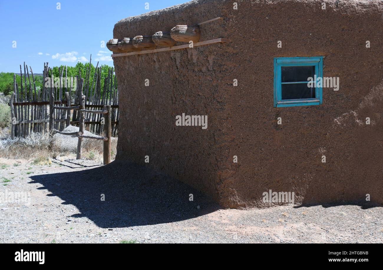 La fenêtre bleue. Ferme traditionnelle en Adobe du sud-ouest sur les rives de la rivière Rio Grande. Banque D'Images