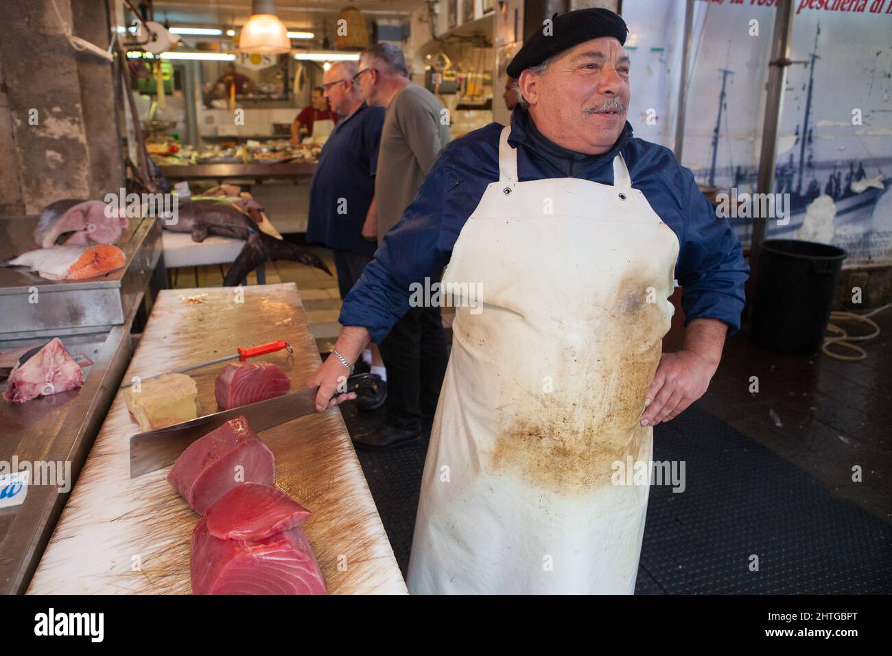 Portrait d'un poissonnier vendant des steaks de thon sur le marché d'Ortigia, Syracuse, Sicile, Italie Banque D'Images