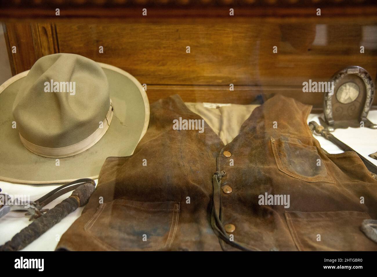 Vêtements de cowboy trouvés dans une exposition au musée Anna Miller à Newcastle, WY Banque D'Images