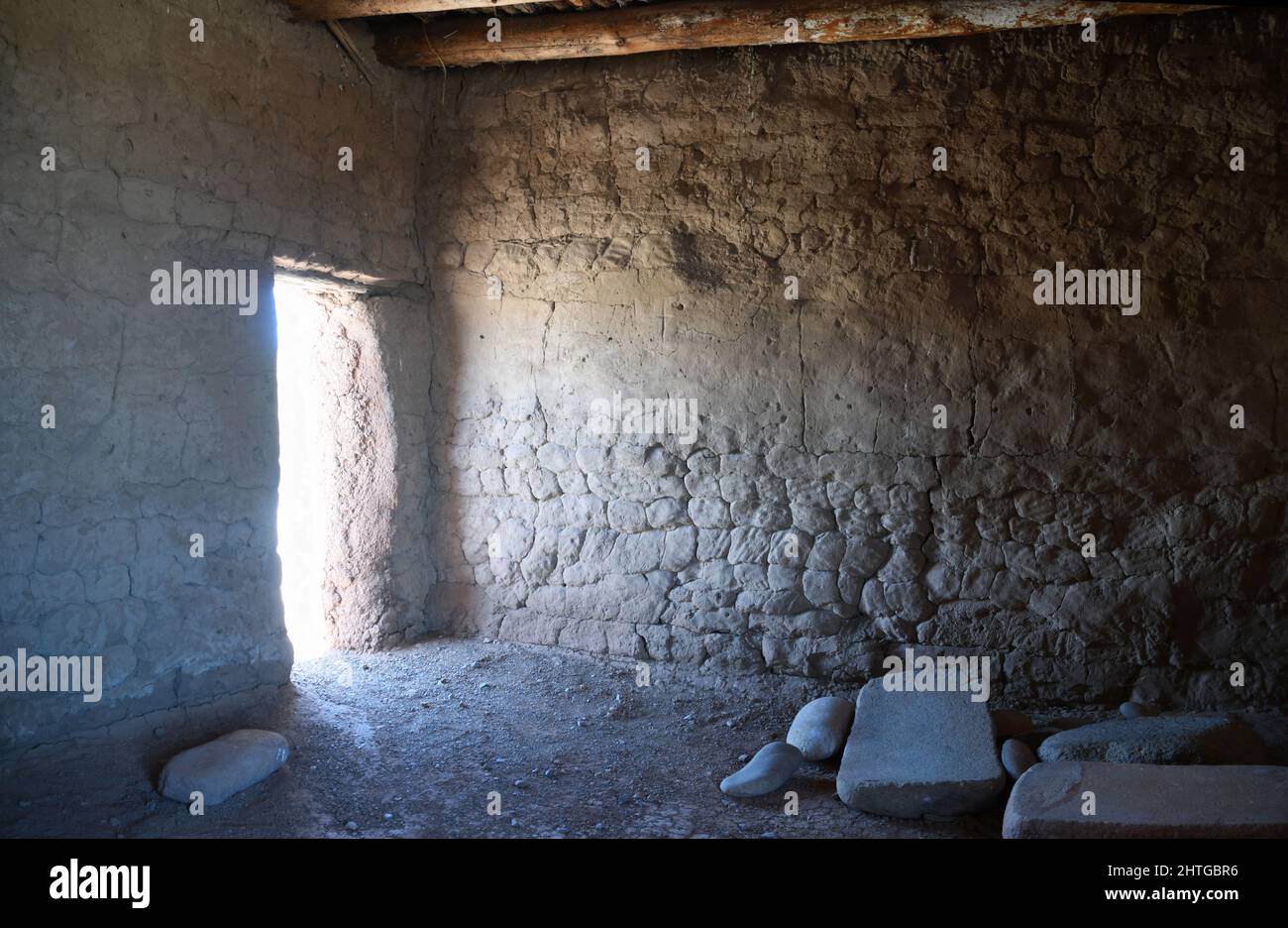 Adobe de 600 ans à l'abri des ruines de Kuaua Pueblo avec des pierres de broyage anciennes pour le maïs. Banque D'Images