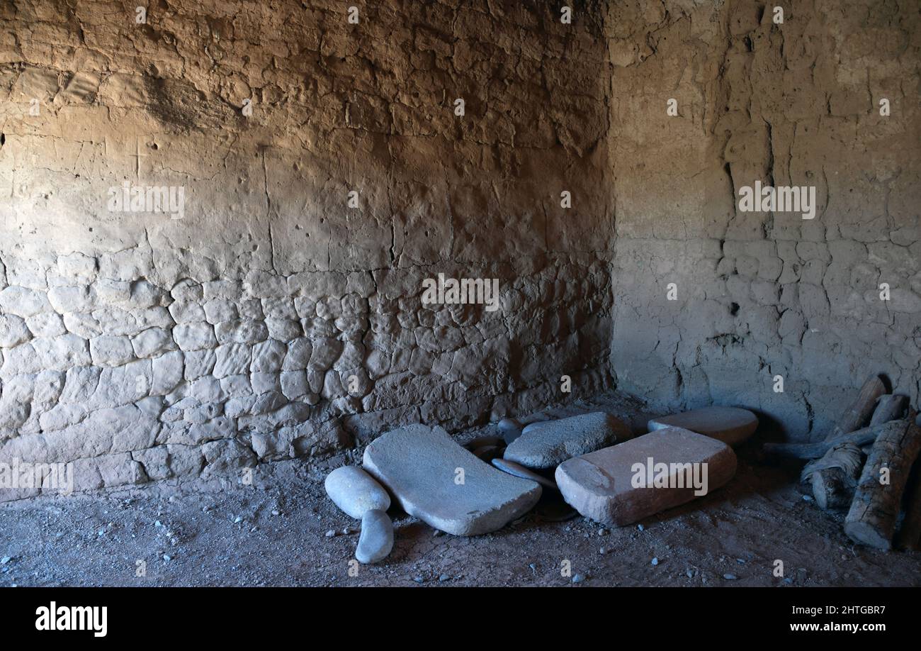 Adobe de 600 ans à l'abri des ruines de Kuaua Pueblo avec des pierres de broyage anciennes pour le maïs. Banque D'Images