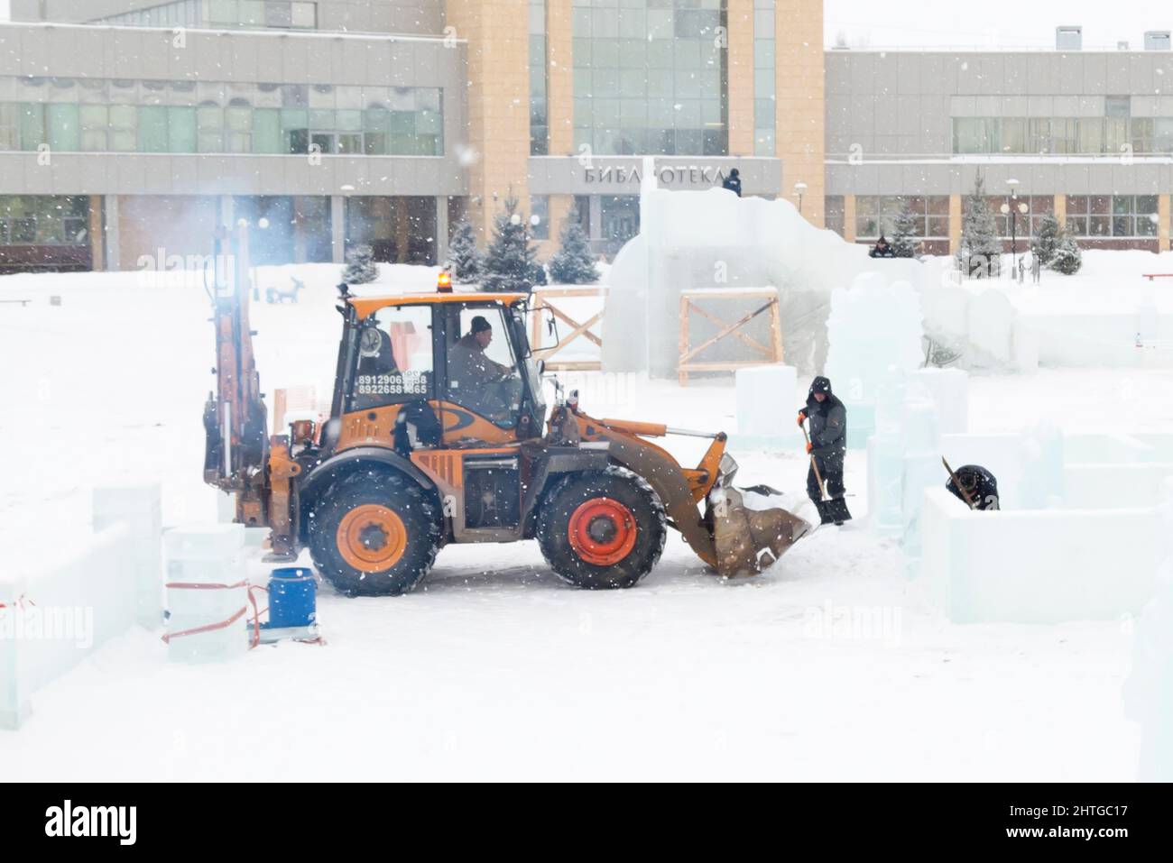 Constructeurs avec des pelles sur l'enlèvement de la neige de la ville de glace Banque D'Images