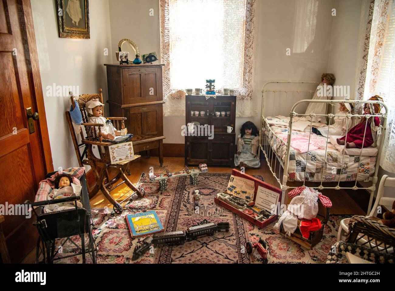 Exposition de la chambre des enfants montrant des poupées et des jouets anciens au musée Anna Miller de Newcastle, Wyoming Banque D'Images