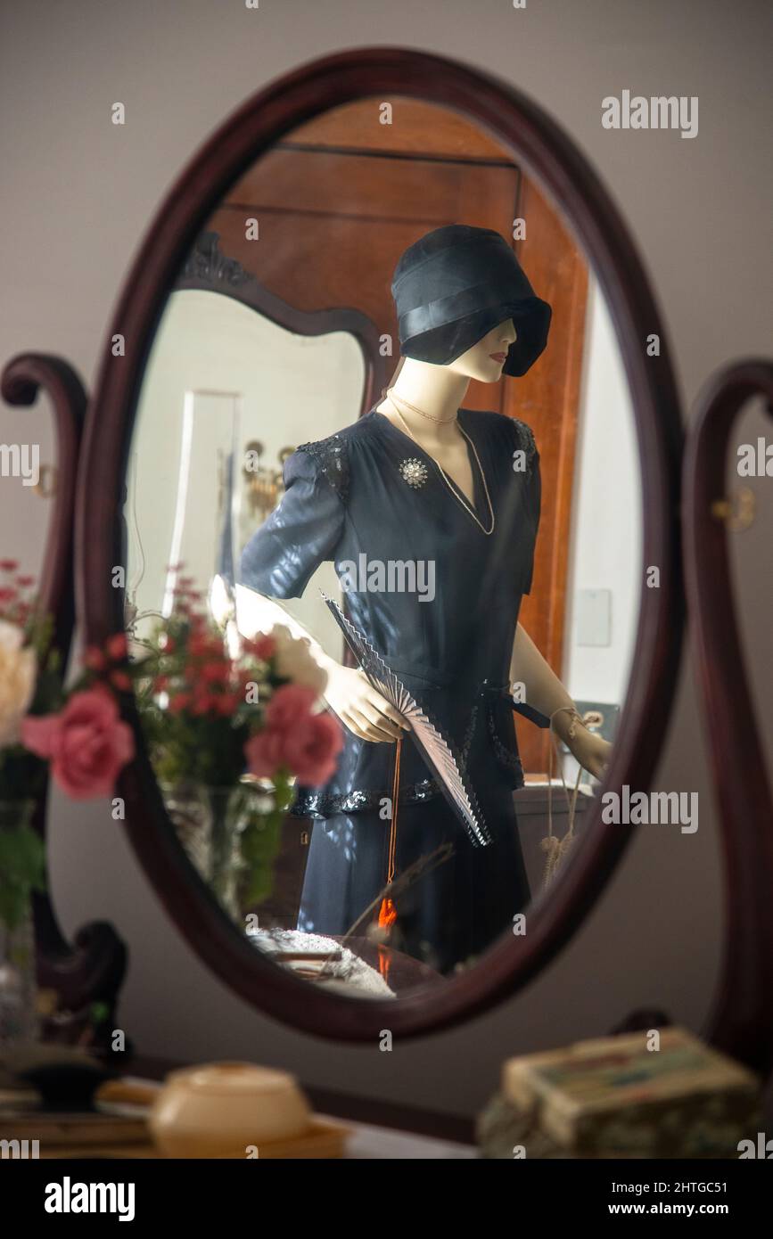 Miroir de commode antique et vêtements du 1920s exposés au Musuem Anna Miller à Newcastle, Wyoming Banque D'Images