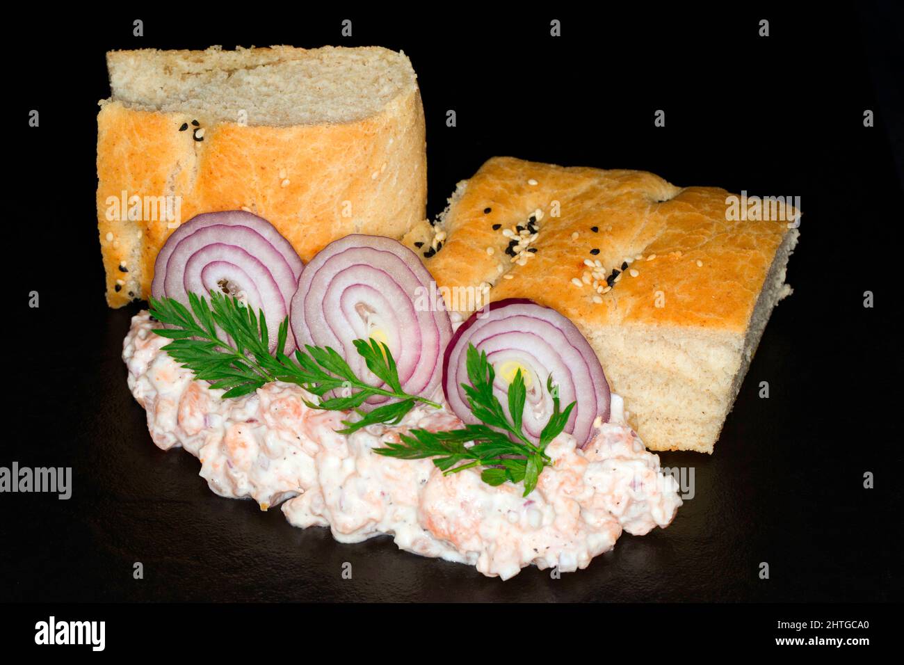 Tartare de saumon avec oignons rouges et pain plat Banque D'Images