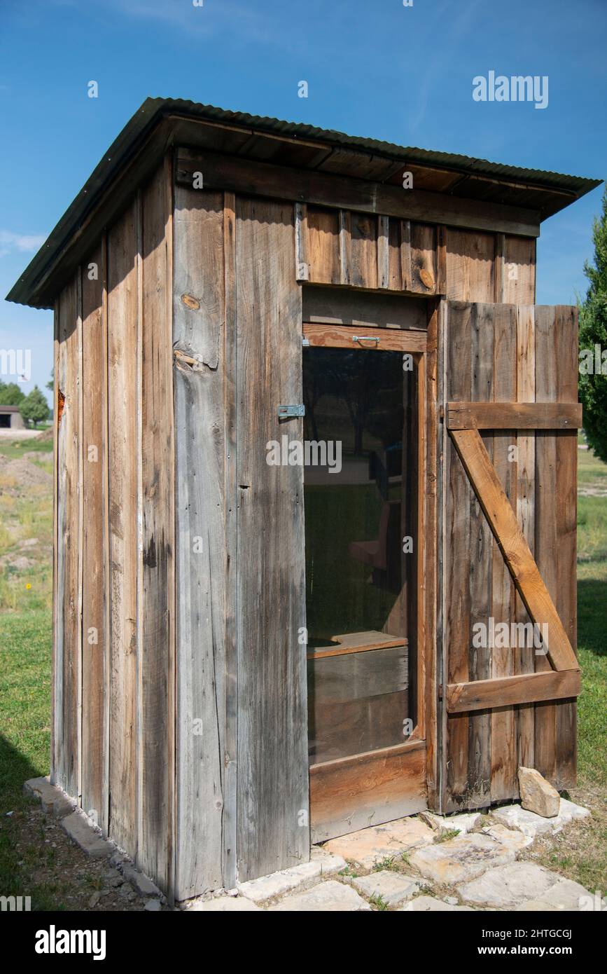Outhouse en bois situé au musée Anna Miller à Newcastle, Wyoming Banque D'Images