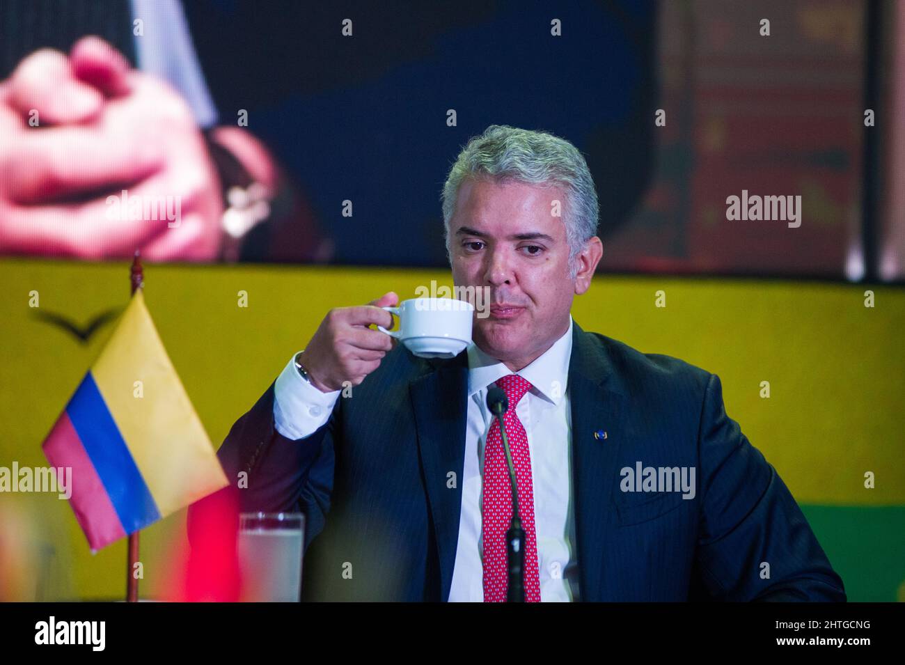 Le Président colombien Ivan Duque Marquez se prépare une tasse de café colombien lors de la cérémonie d'inauguration de la semaine de la sécurité des citoyens 'mana de Seguridad Ciudadana' 2022, à Bogota, en Colombie, où 26 pays participent du 28 février au 3 mars. Le 28 février 2022. Banque D'Images