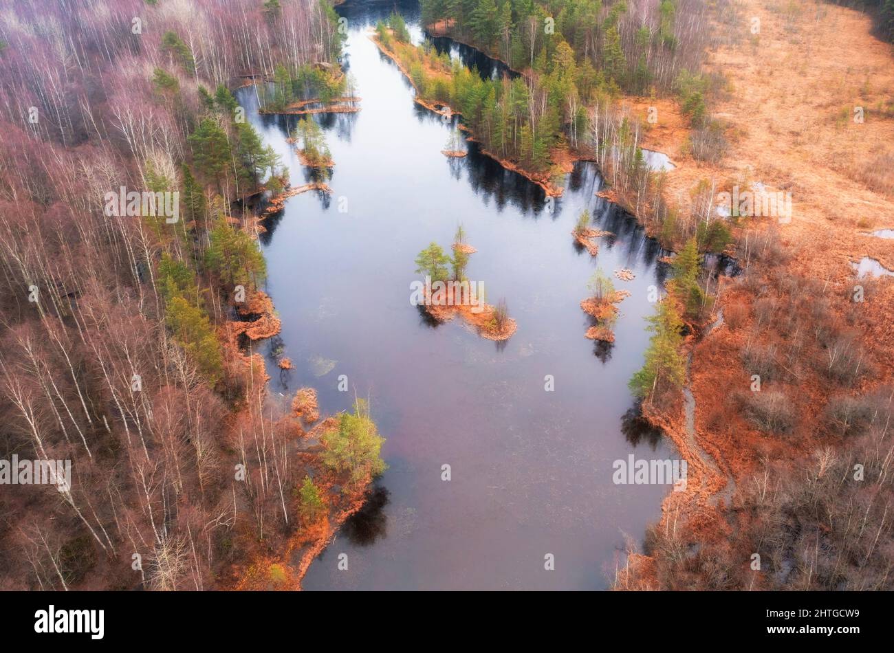 lac avec petites îles en automne, vue de dessus Banque D'Images