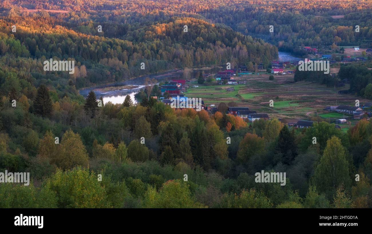 L'ancien village de Yaroslavichi dans le parc national, réserve la forêt de Vepsky. Au nord de la Russie Banque D'Images