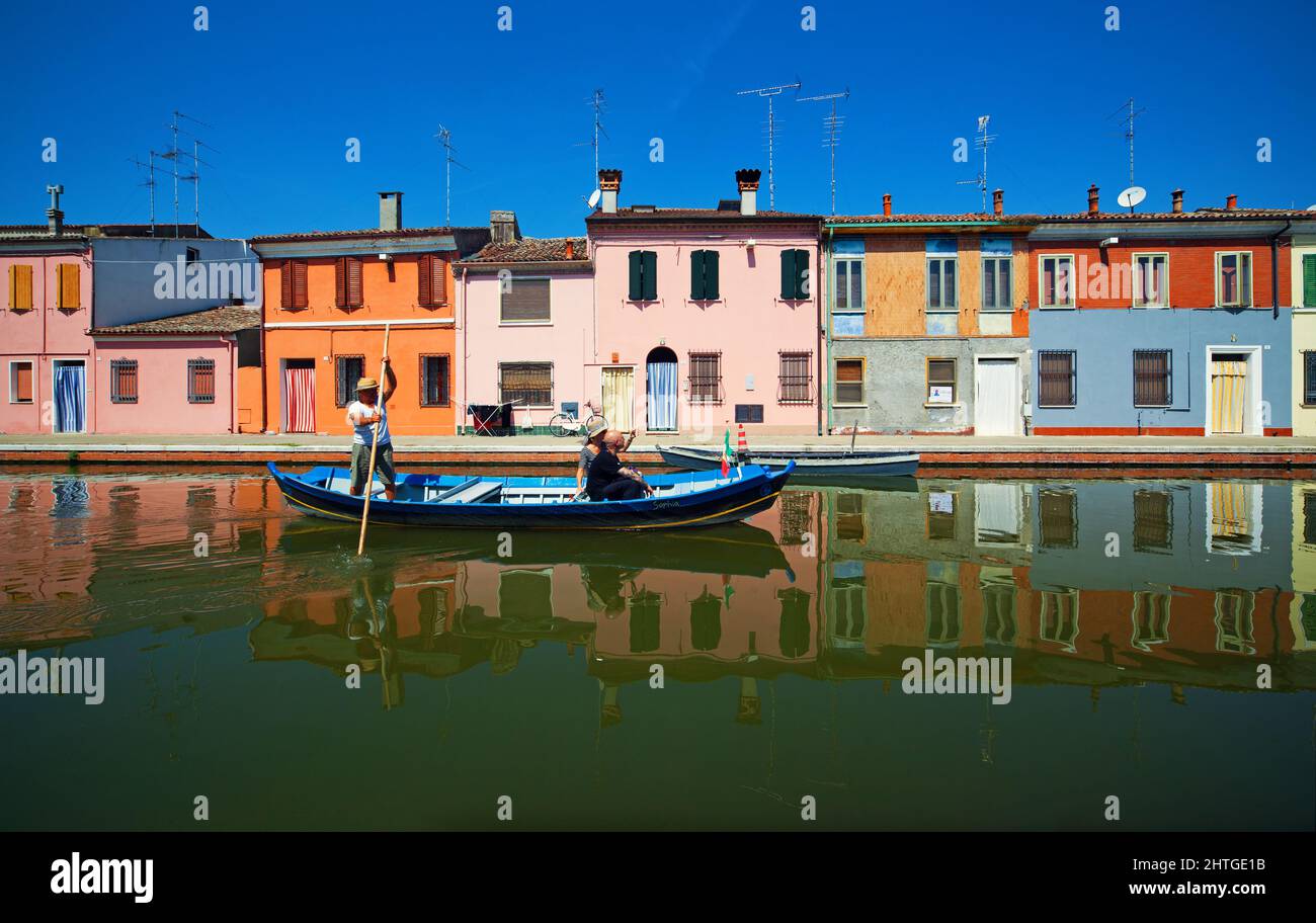 Comacchio province de Ferrara canal navigable, maisons colorées, ville italienne romantique, gondole et touristes Banque D'Images