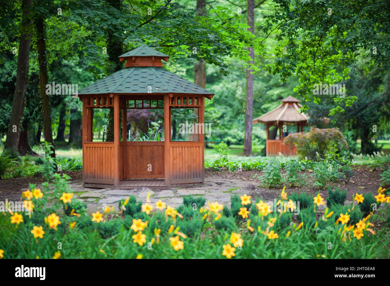 Belvédère en bois, parc, maison d'été en bois, pergola, Ilowa, Lubuskie Banque D'Images