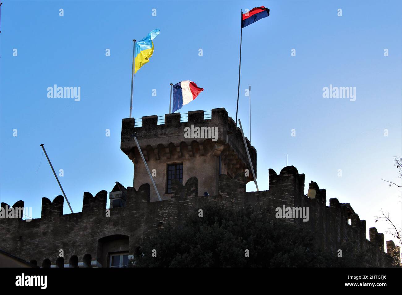 Cagnes-sur-Mer, France - 28 février 2022 : drapeau ukrainien, drapeau de la France et drapeau de Cagnes-sur-Mer sur la Côte d'Azur, en signe de solidarité Banque D'Images