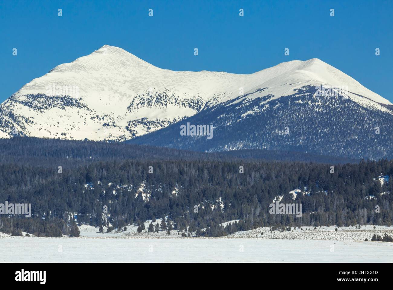 la chèvre de l'ouest et les crêtes de chèvre de l'est dans l'aire de répartition de l'anaconda au-dessus de la vallée du grand trou en hiver près de la sagesse, montana Banque D'Images