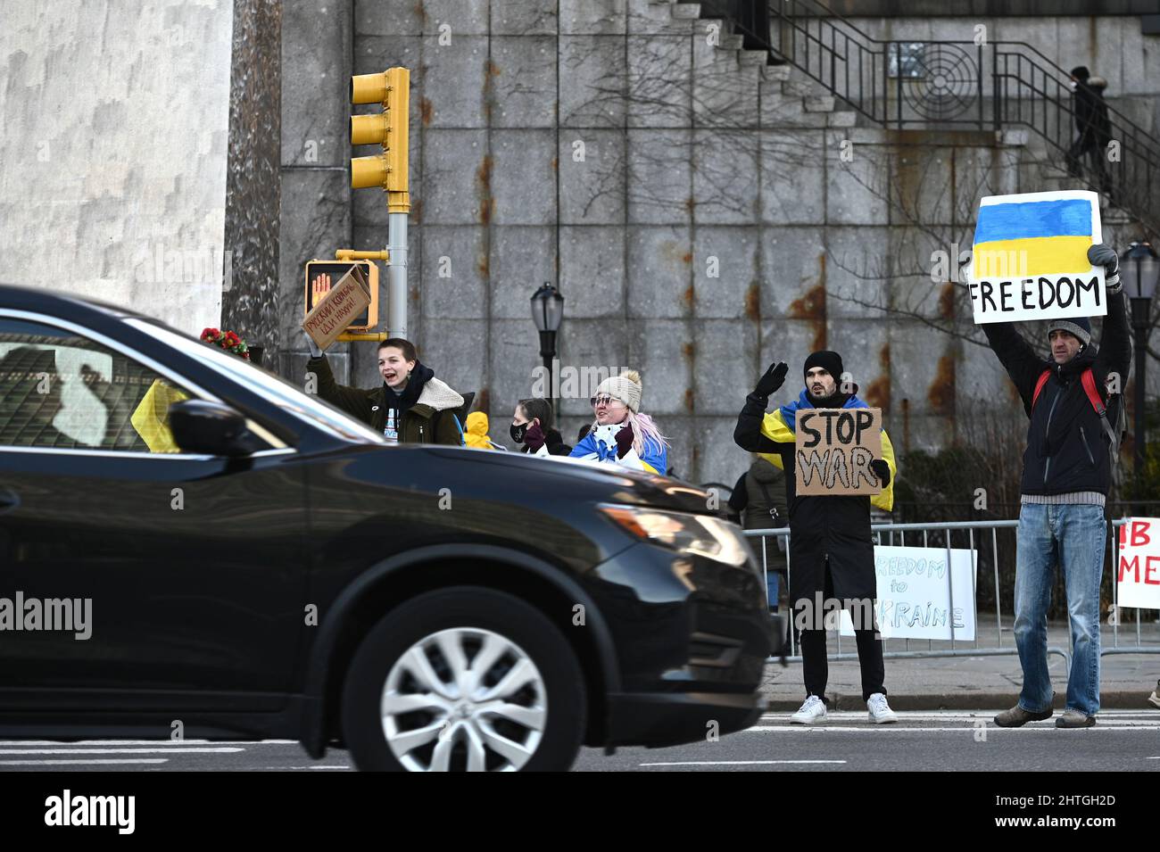 New York, États-Unis. 28th févr. 2022. Les manifestants contre l'invasion de l'Ukraine par la Russie se tiennent en dehors des Nations Unies pour renoncer au retour des automobilistes qui leur soulage en leur faveur, New York, NY, 28 février 2022. Le président russe Vladimir Poutine a commencé à envahir l'Ukraine voisine au début du mois de février 24. (Photo par Anthony Behar/Sipa USA) crédit: SIPA USA/Alay Live News Banque D'Images