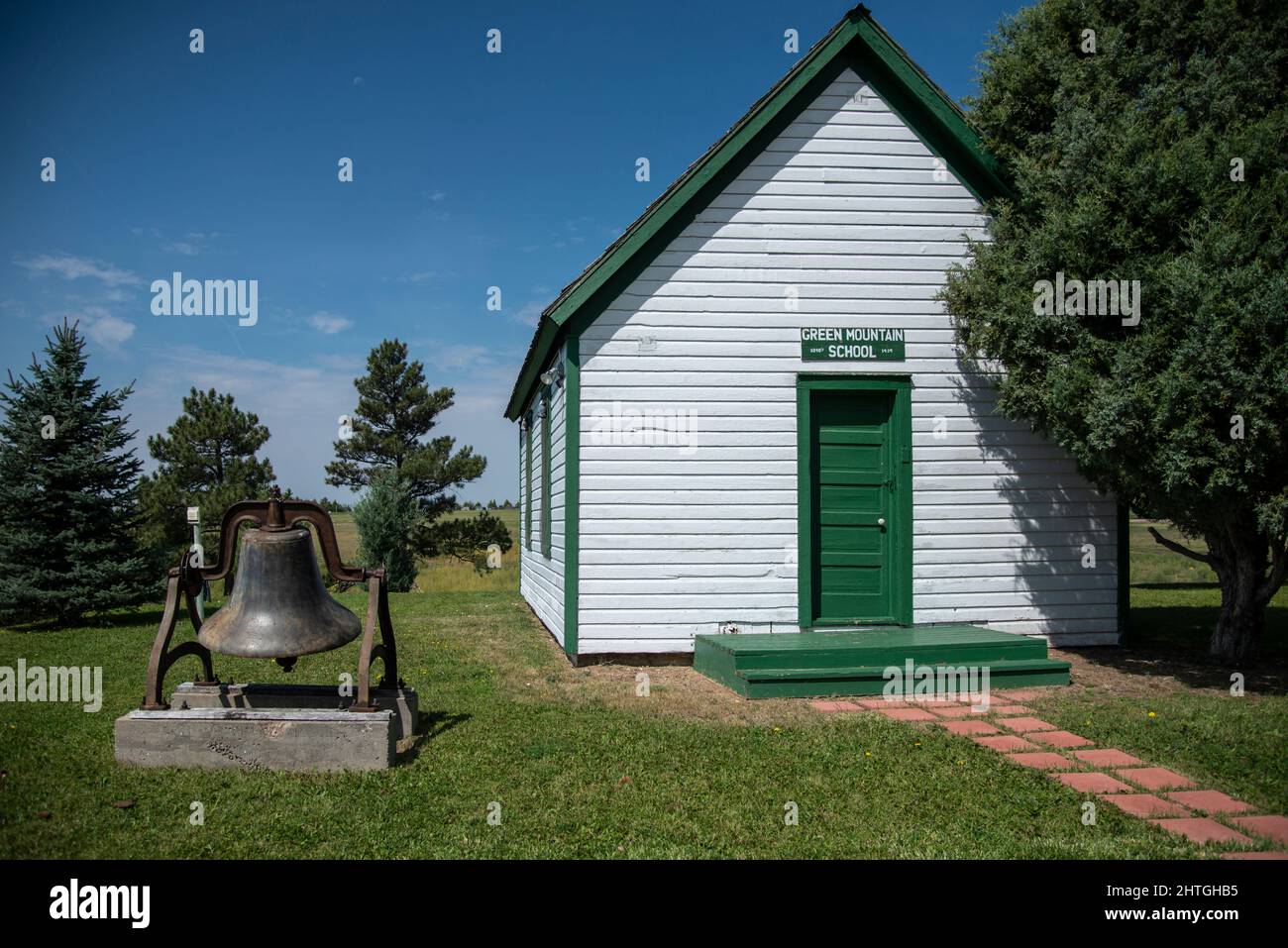 Green Mountain une école de chambre a déménagé au parc du Musuem Anna Miller avec la cloche de l'école Banque D'Images