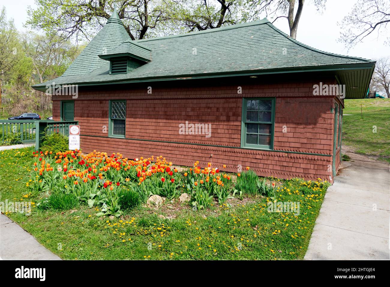 Bâtiment utilitaire et jardin de tulipes dans l'aire de pique-nique du parc Lake Harriet Bandstand. Minneapolis Minnesota MN États-Unis Banque D'Images