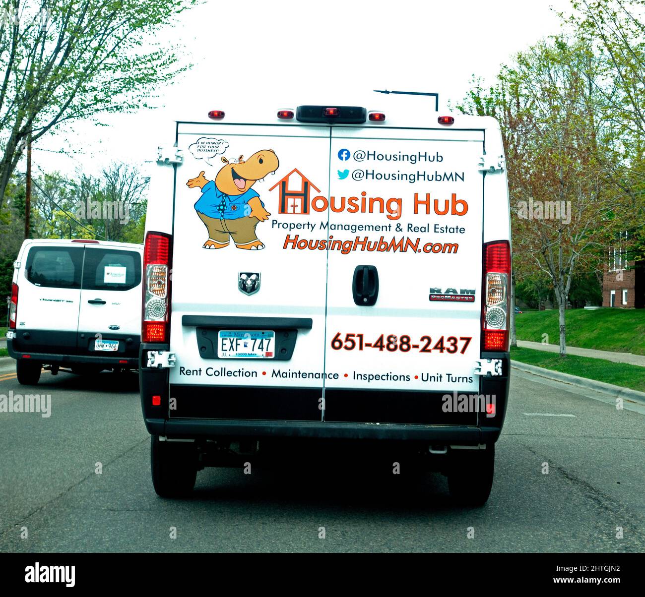 Le camion de la société de gestion immobilière et immobilière de Housing Hub avec un Rhinoceros comme symbole pour faire le travail. St Paul Minnesota MN États-Unis Banque D'Images