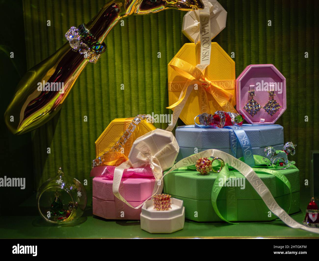 Zurich, Suisse - 30 novembre 2021 : forfaits cadeaux de Noël produits Swarovski Banque D'Images