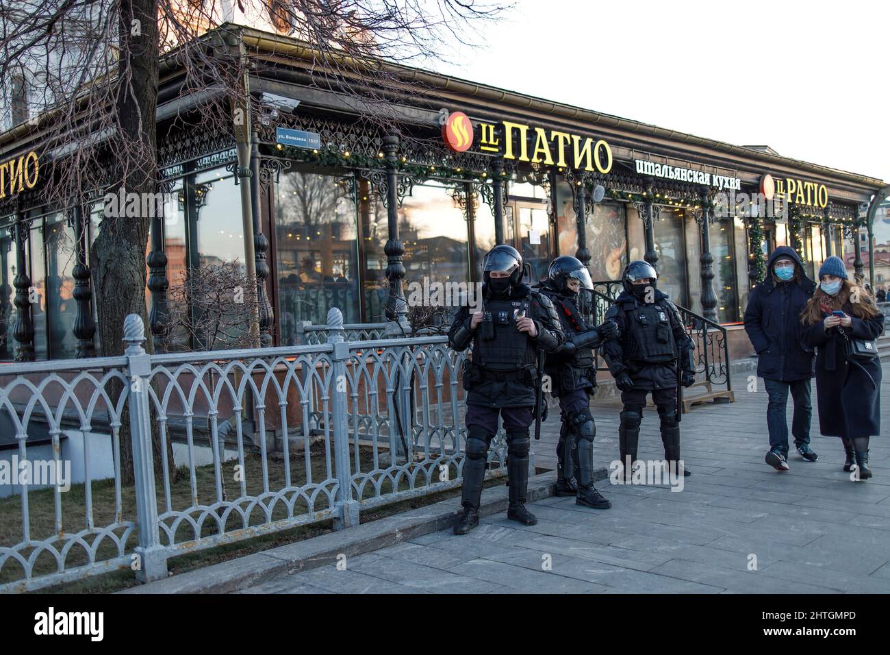 Moscou, Russie - 28 février 2022, les Russes protestent contre l'invasion de l'Ukraine par la Russie. La police, la police anti-émeute, la Garde nationale patrouillent la rue Banque D'Images