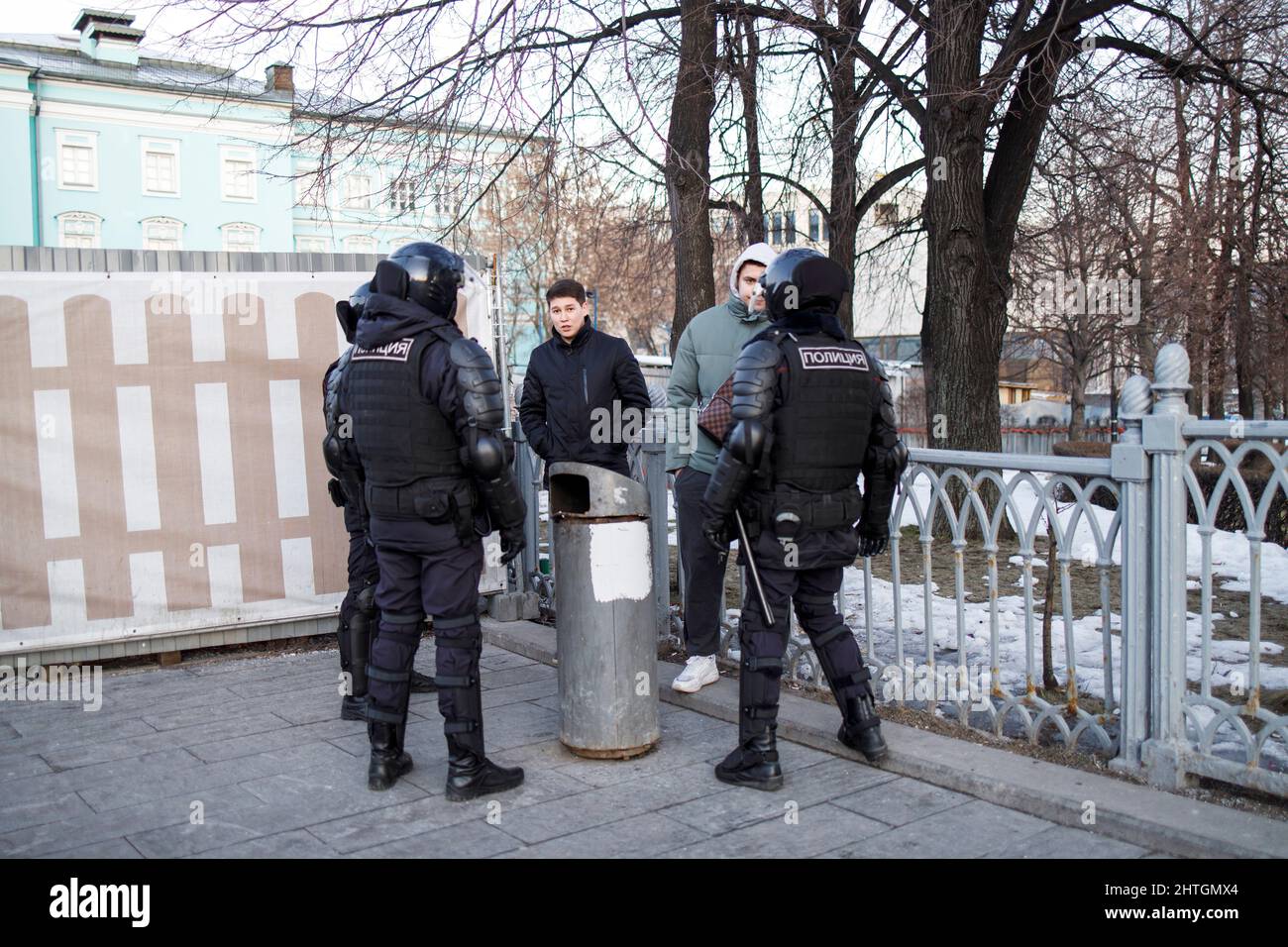 Moscou, Russie - 28 février 2022, les Russes protestent contre l'invasion de l'Ukraine par la Russie. La police, la police anti-émeute, la Garde nationale patrouillent la rue Banque D'Images